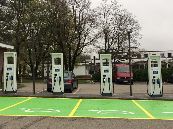 Wenn sich (wie hier in Egerkingen) entlang des ganzen nationalen Strassennetzes überall hochmoderne Schnellladestationen befinden, wird der Netzausbau den Bedürfnissen entsprechen.